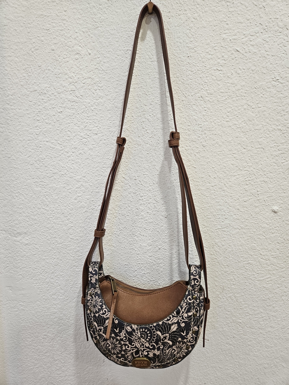 Frye & Co. Blake Crossbody Bag – Vintage Navy & Cream Paisley Floral - Picture 3 of 15